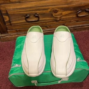 Riddell slip on white with green trim comfy shoes !Size 10